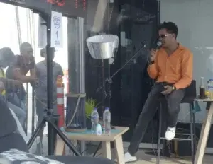 Carlos Silver lleva dos días cantando