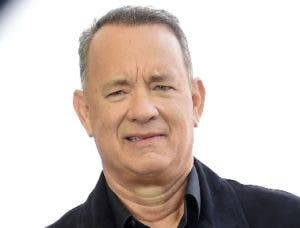 Tom Hanks acepta un reto y ‘roba’ en tienda de recuerdos ante los ojos de todos