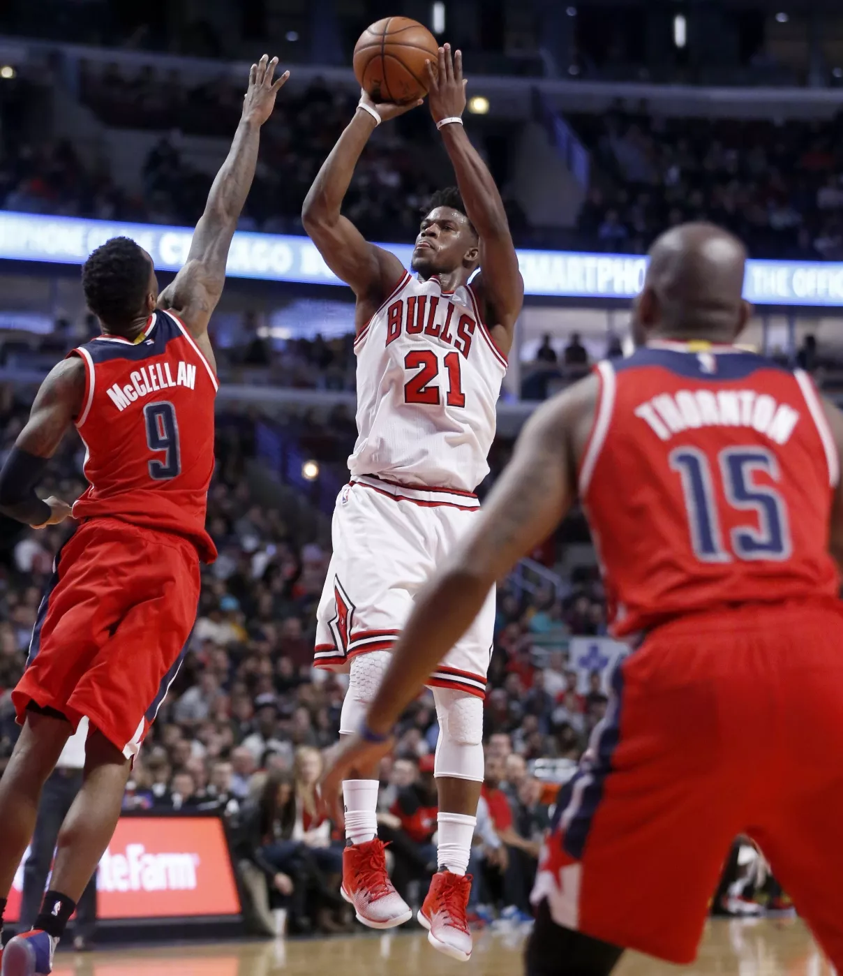 El escolta Jimmy Butler es el hombre de canastas decisivas