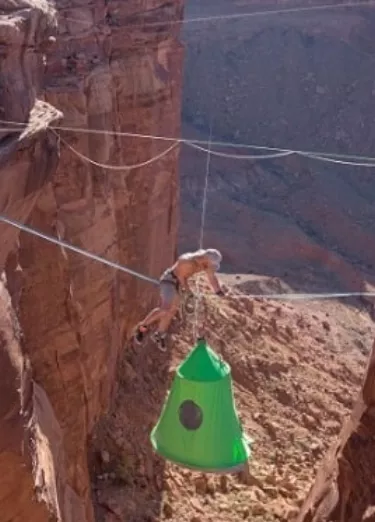 Campamento colgante desde un cañón en Utah, EE. UU.