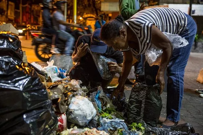 Los basureros son campos de batalla para quienes tienen hambre en Venezuela