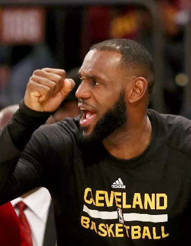 LeBron muestra oposición a Trump