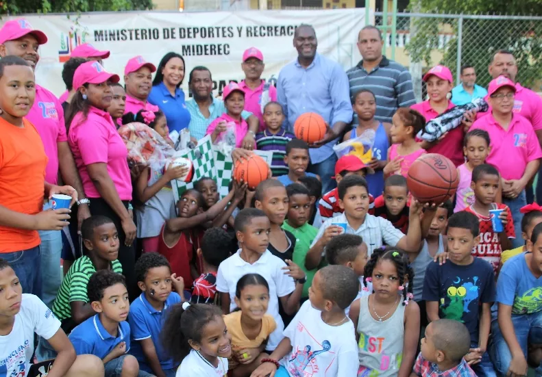 Miderec entrega canchas barrios