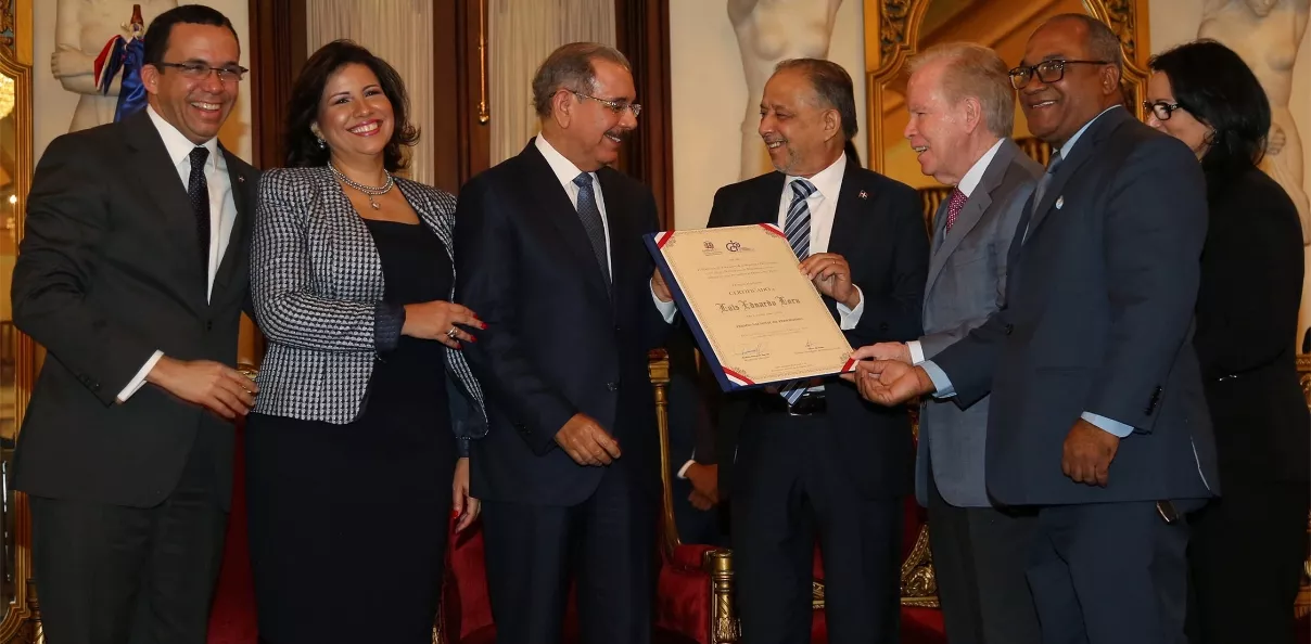 Danilo Medina entrega Premio Nacional de Periodismo a Huchi Lora