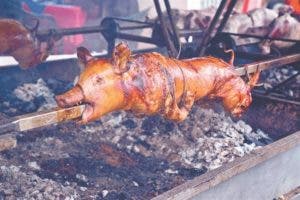 Los dominicanos tradicionalmente preparan un lechón en puya para la cena de Nochebuena y año nuevo. 