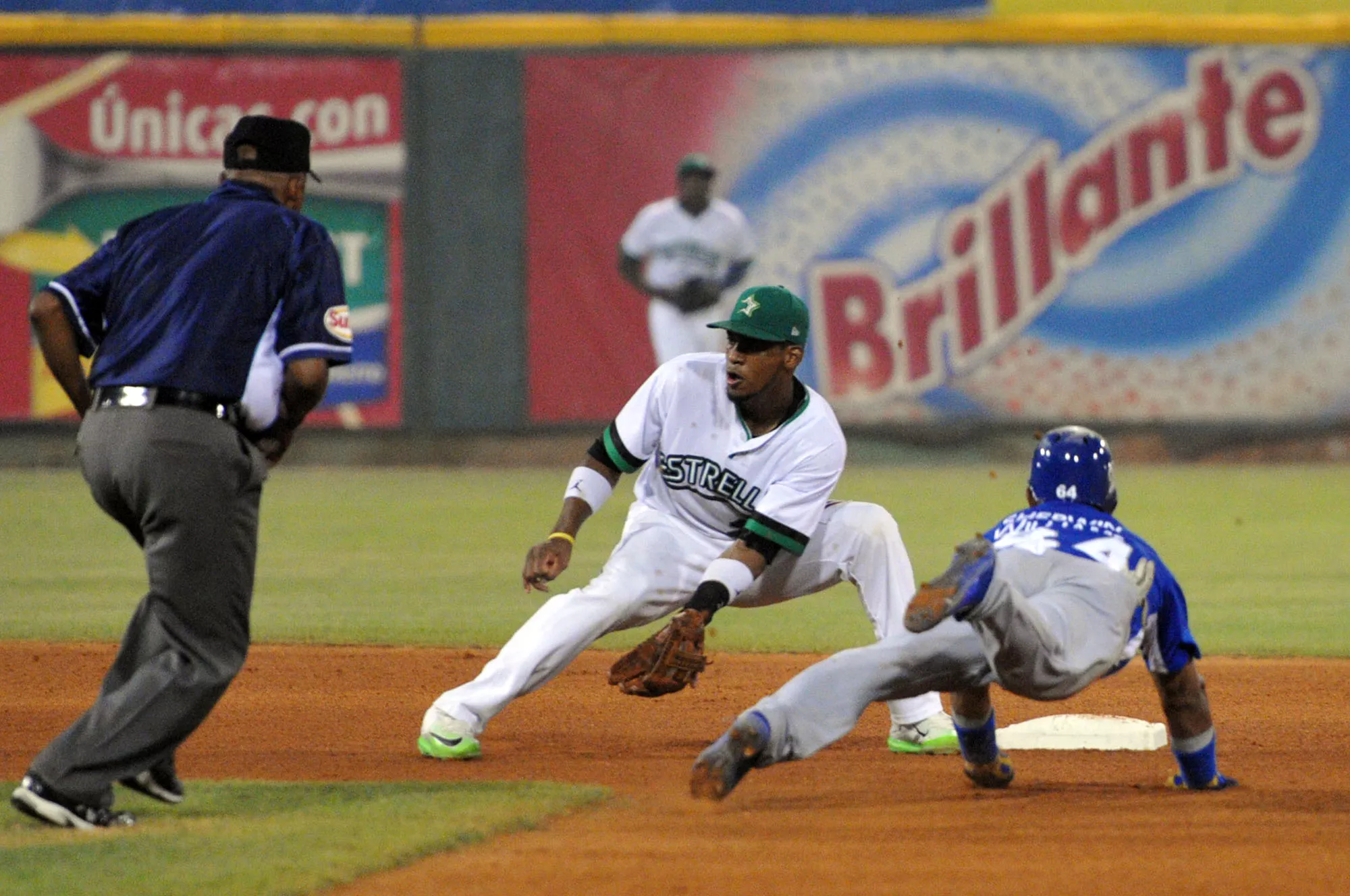 Estrellas vencen 4-3 a los Tigres del Licey