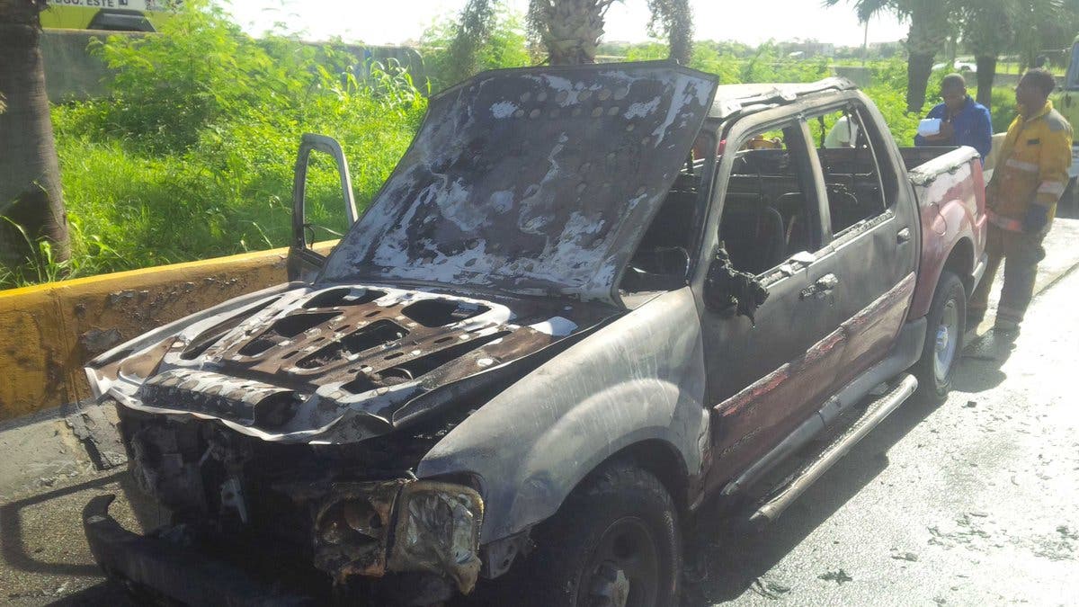 Camioneta se incendia en autopista Las Américas; no hay heridos