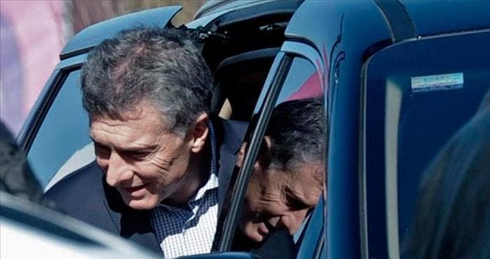 Atacan a pedradas vehículo del presidente de Argentina, Mauricio Macri