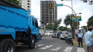 Prohíben circulación de vehículos pesados por el malecón