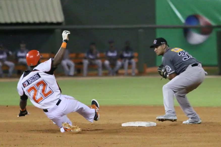 Zurdo Raúl Valdes tira primores; guía victoria Toros sobre Gigantes