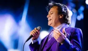 Admiradores de Juan Gabriel viven emoción en homenaje 