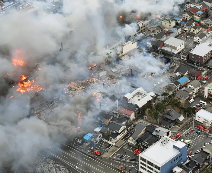 Un gran incendio quema 140 edificios en un pueblo del noroeste de Japón