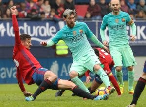 Messi y Suárez mantienen al Barça en la carrera