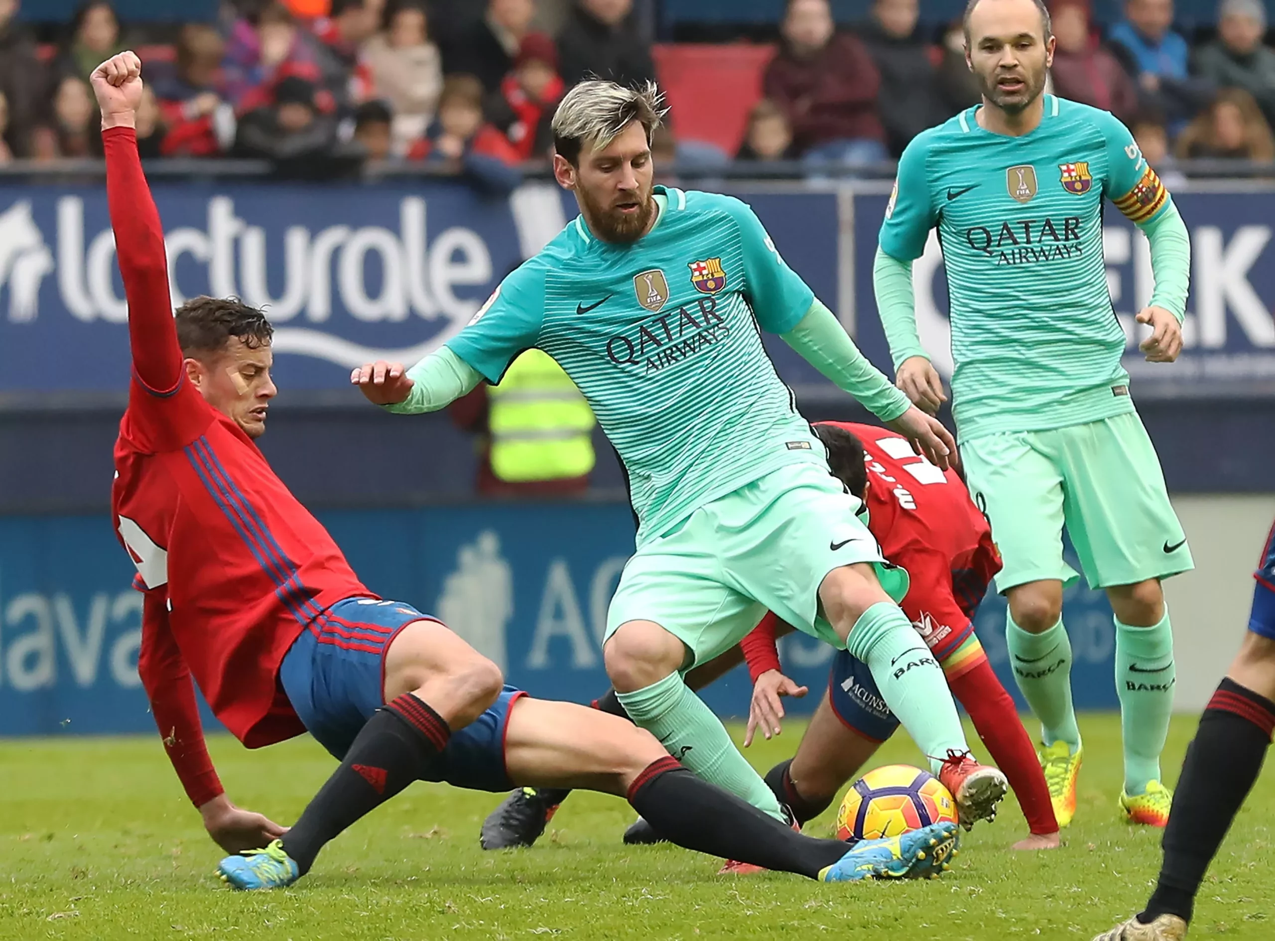 Messi y Suárez mantienen al Barça en la carrera