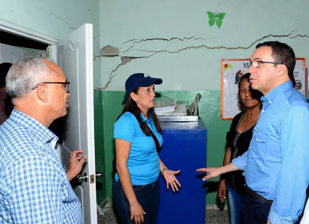 Ministro Educación ordena demoler escuela en Moca por alto riesgo para estudiantes