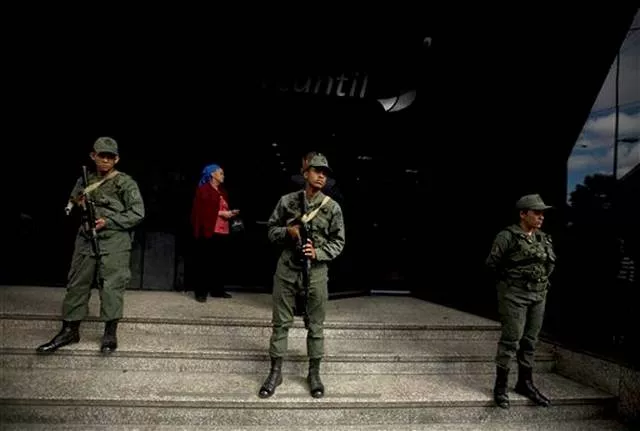 venezuela-billetes_spanxfll103