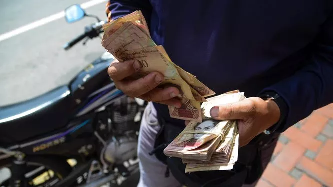 venezuela-comenzar-retirar-billetes-bolivares_lprima20161213_0015_26