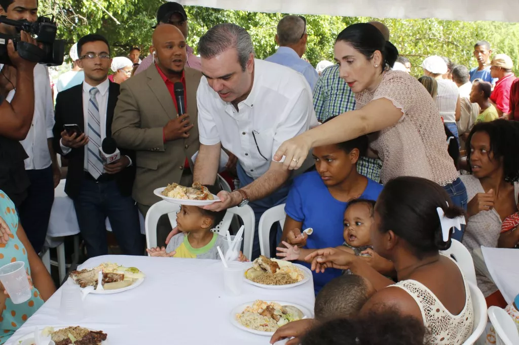 Abinader ofrece almuerzo a moradores de La Ciénaga; aboga por mayor solidaridad