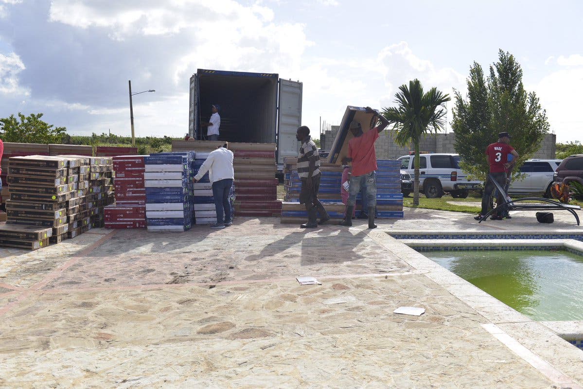 Aduanas recupera 893 de los televisores robados en contenedor Boca Chica