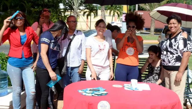 Feministas piden frente a Palacio presidente Medina observe el Código Penal