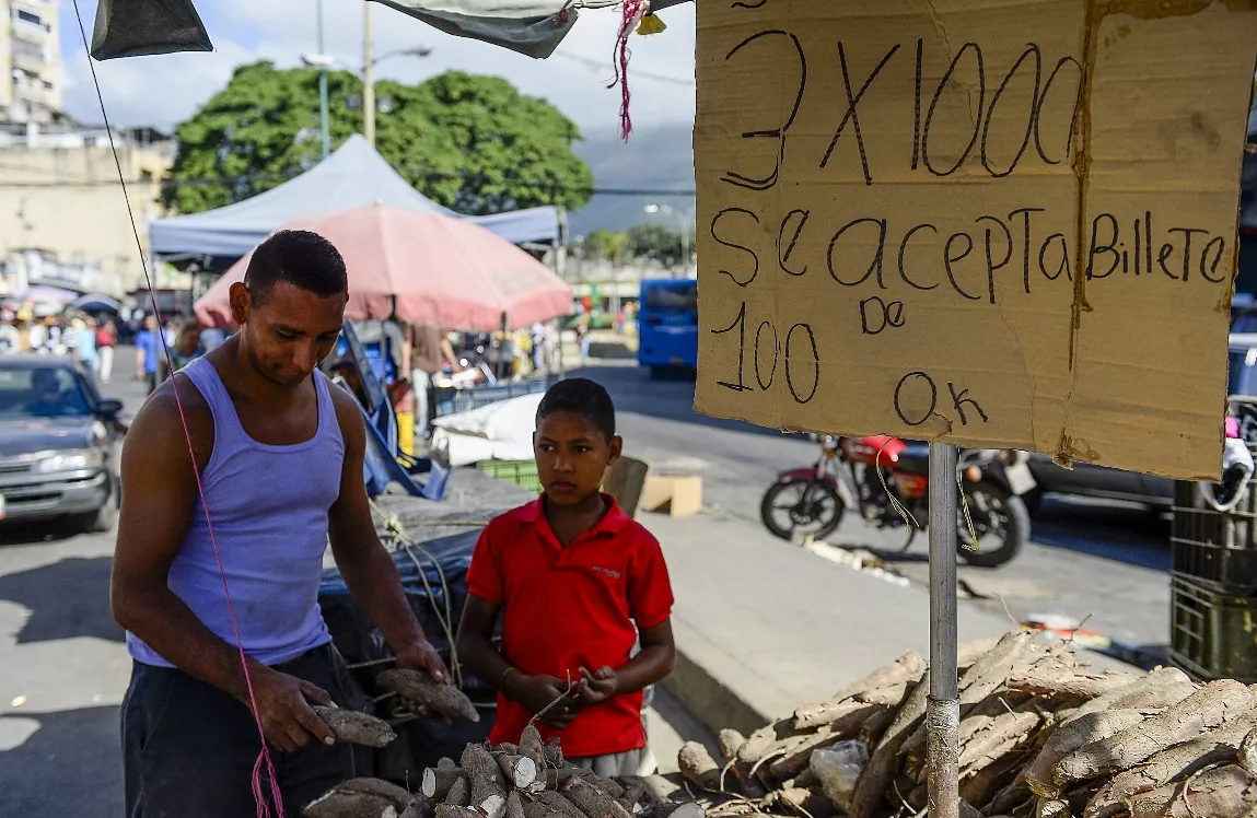 Venezuela sufre aún por falta de dinero, aunque circula el billete de 100