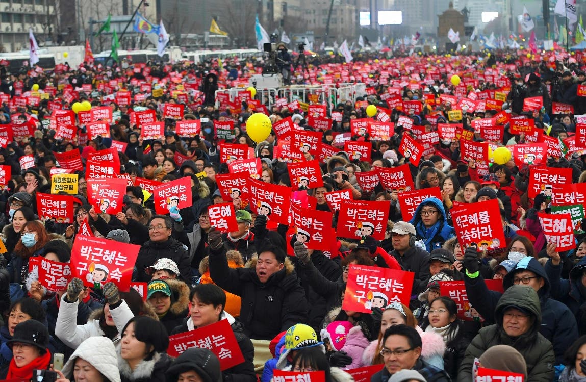 Miles de manifestantes reclaman en Seúl dimisión de presidenta