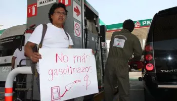 Mexicanos protestan y llaman a boicot por alza de precios gasolinas y escasez