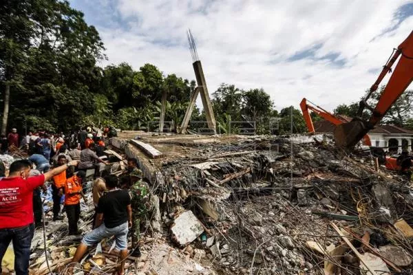 Al menos 94 muertos tras un terremoto de magnitud 6,5 en Indonesia