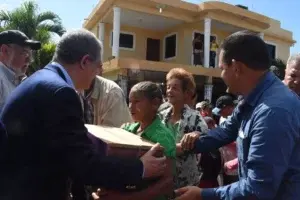 Leonel Fernández encabeza reparto de «cajas navideñas» del PLD