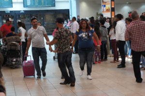 Miles de dominicanos llegan al país por festividades navideñas