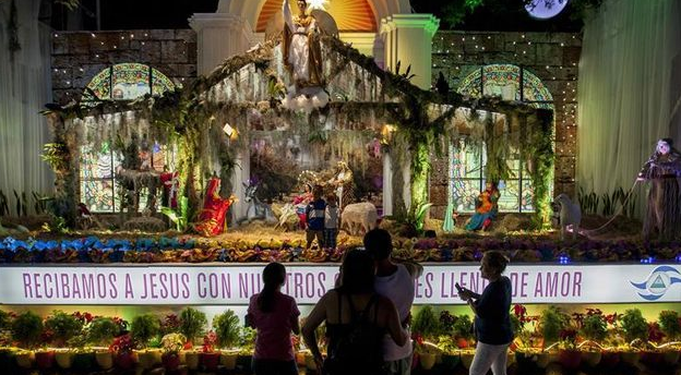 Miles visitan réplicas de pesebre de Jesús en luminosa avenida en Managua