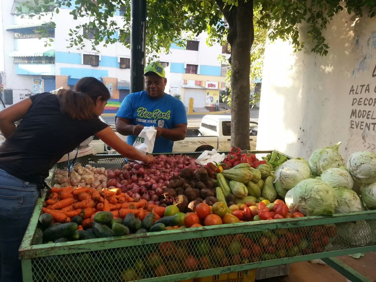 Inespre realiza mercado de productores en varias provincias