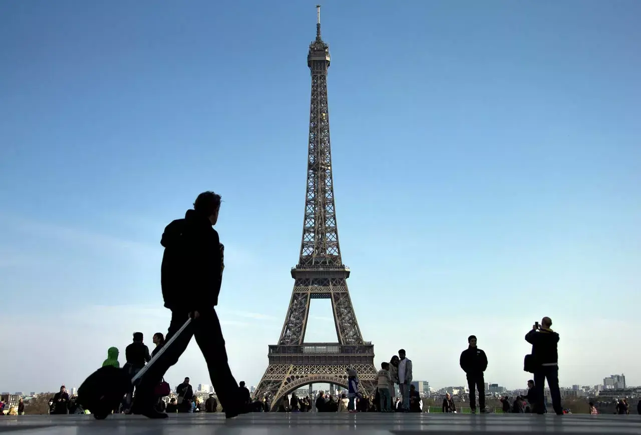 La Torre Eiffel regresa a la normalidad tras una falsa amenaza de bomba