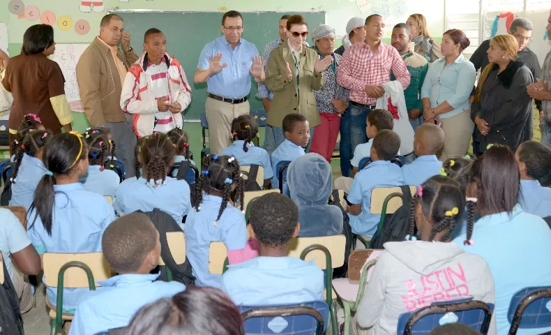 Andrés Navarro recorre centros educativos de la región Sur