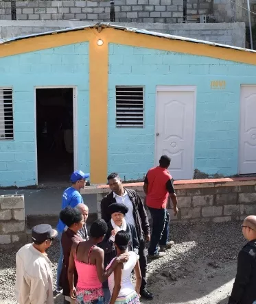 Invi entrega vivienda a familia en Capotillo