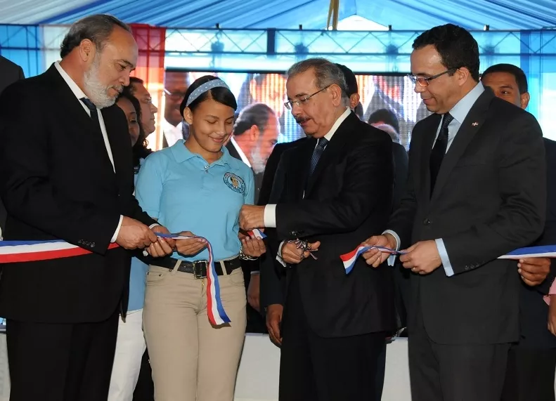 Danilo inaugura dos centros