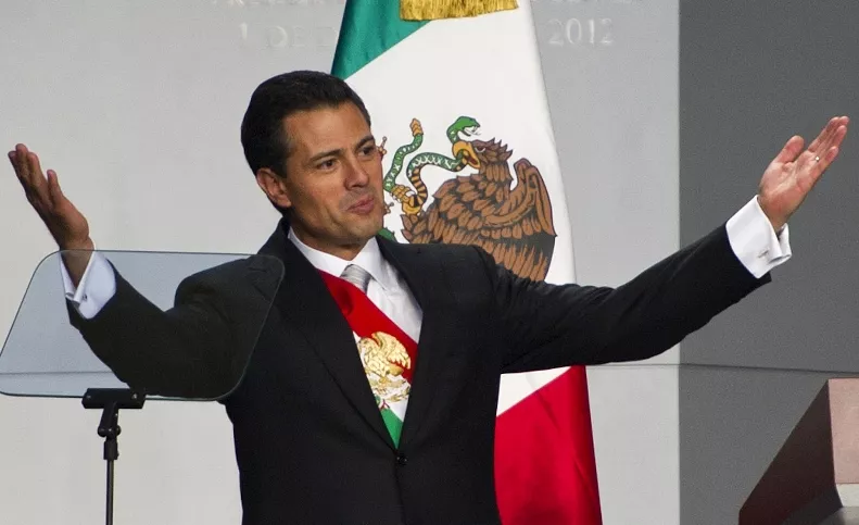 Precio de gasolina entierra al presidente de México