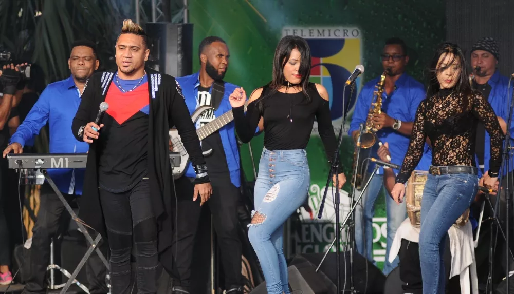 El merengue “inundó” anoche la plaza Juan Barón