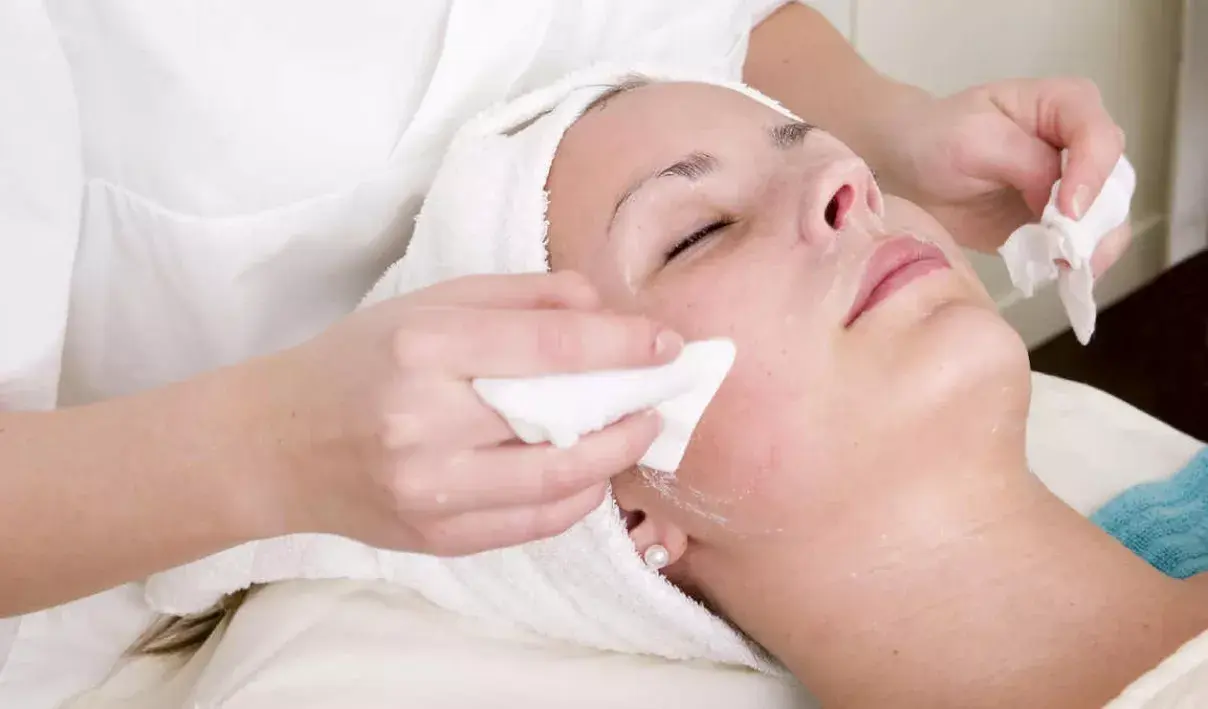 Una limpieza facial profunda es esencial