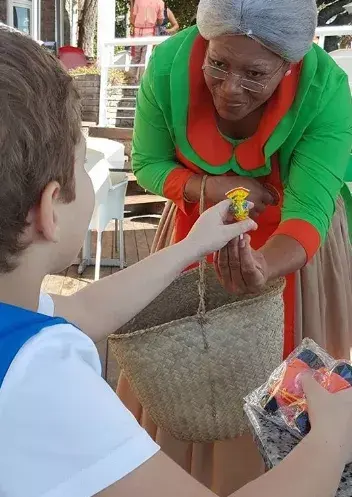 Vieja Belén visita restaurantes de Adrian Tropical