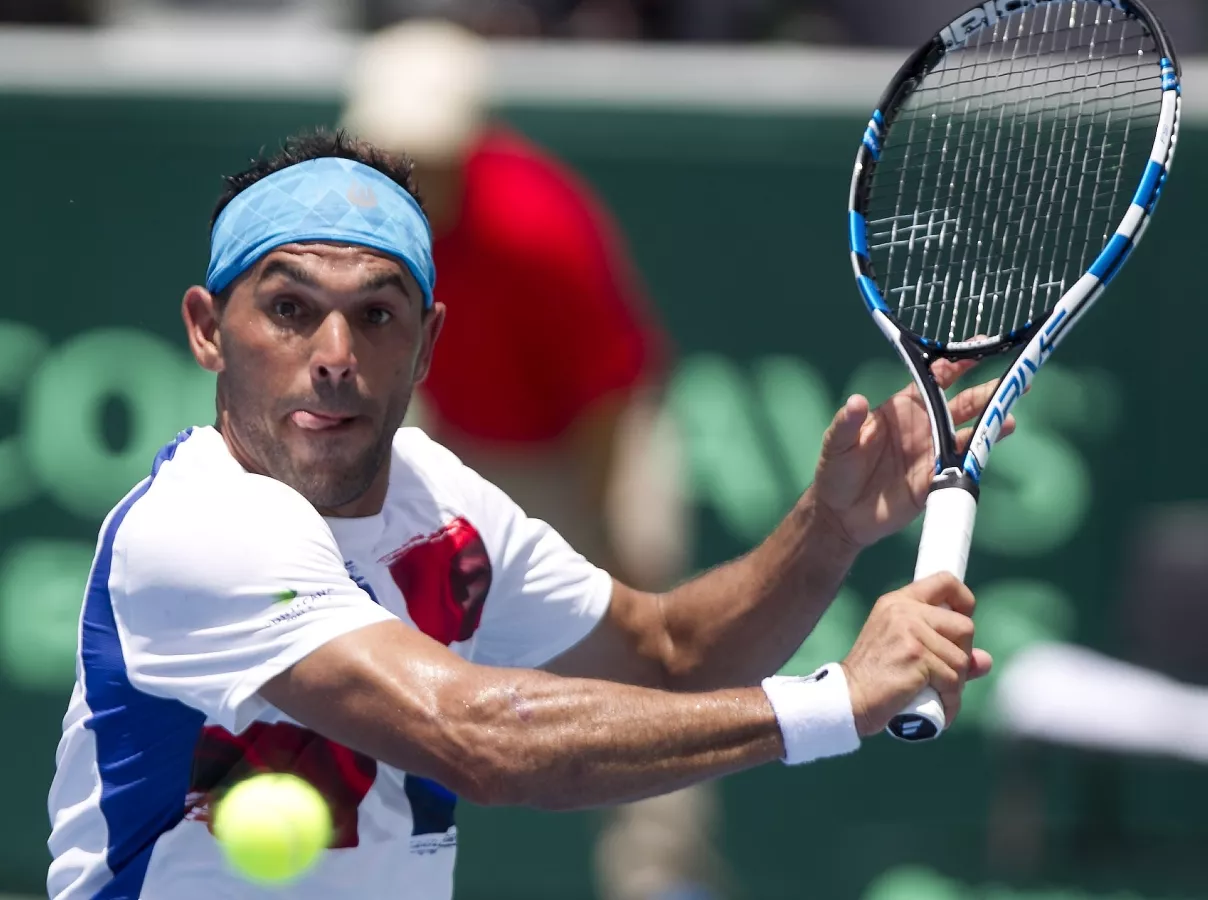 Víctor Estrella remonta hacia la segunda ronda de Roland Garros