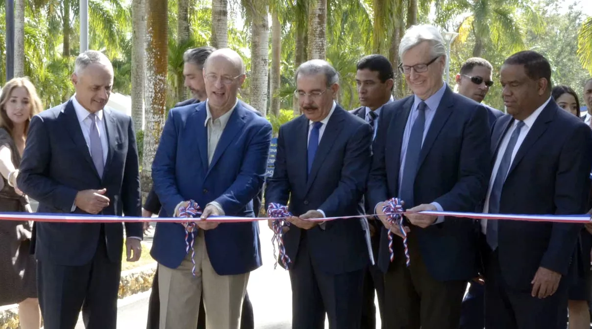 Dodgers muestran orgullo al  reabrir academia en República Dominicana