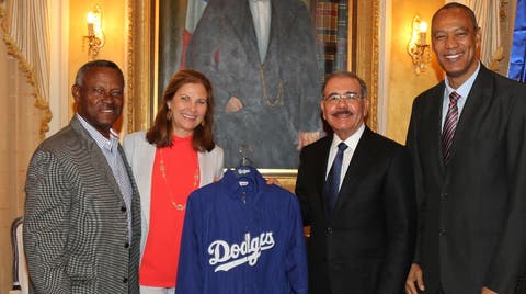 Vicepresidenta de los Dodgers visita a Danilo Medina