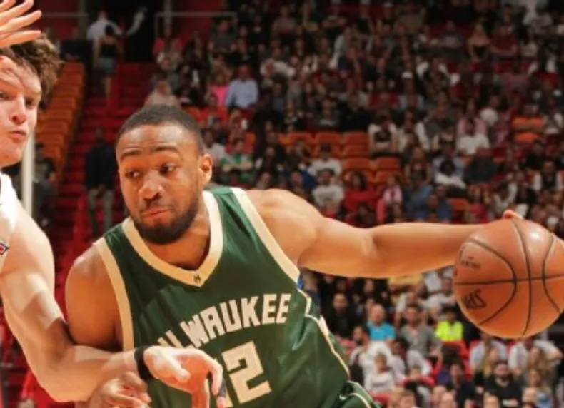 Bucks imponen castigo a Parker