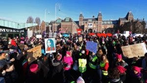 En Ámsterdam, Holanda, los manifestantes organizaron cánticos y elevaron sus pancartas frente al Rijksmuseum para protestar contra Trump. 