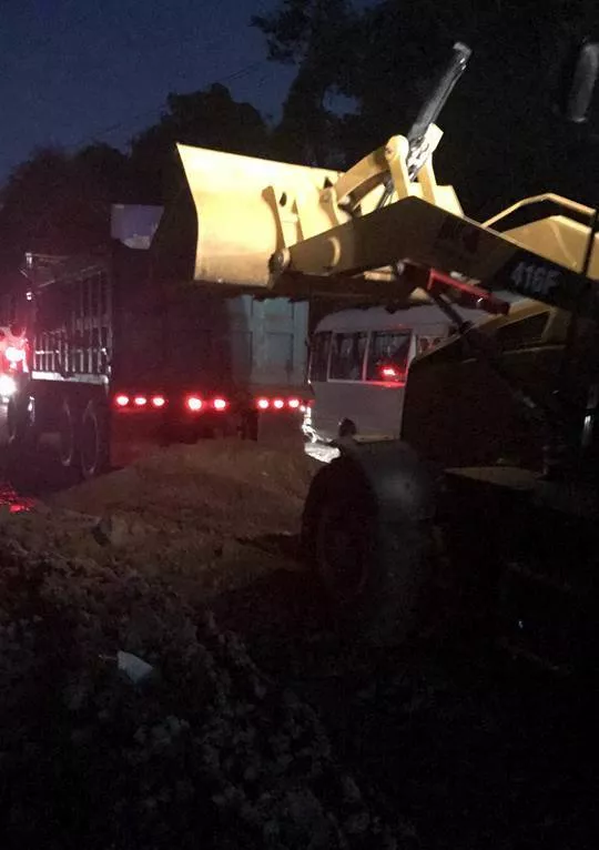 Camioneros de Puerto Plata reparan tramos de carretera ante dejadez de autoridades 