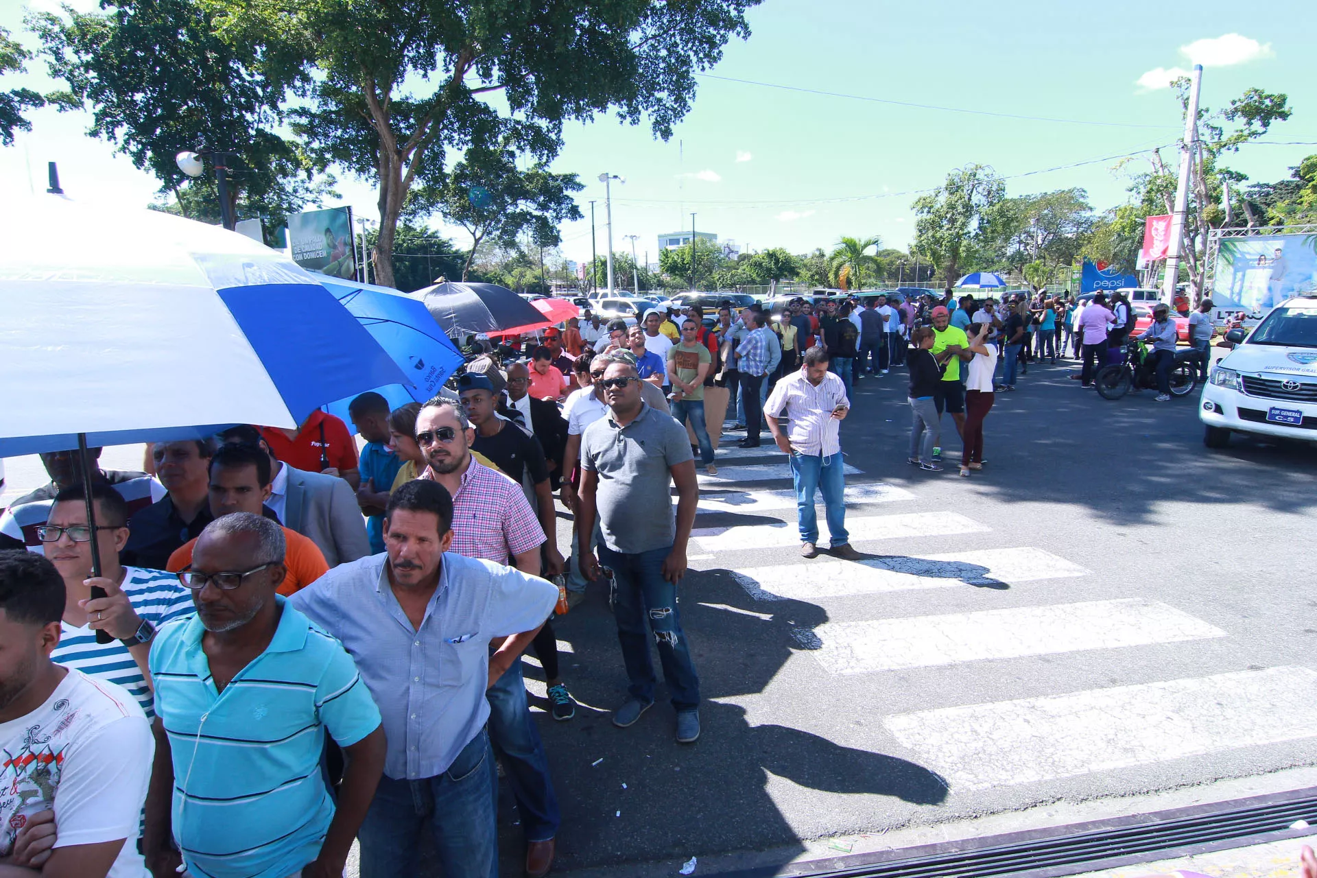 Video: Fanáticos hacen largas filas en busca de boletas para Serie Final