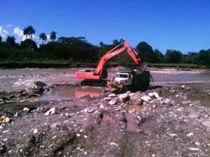 Grancera sigue sacando material a diario del río Bajabonico