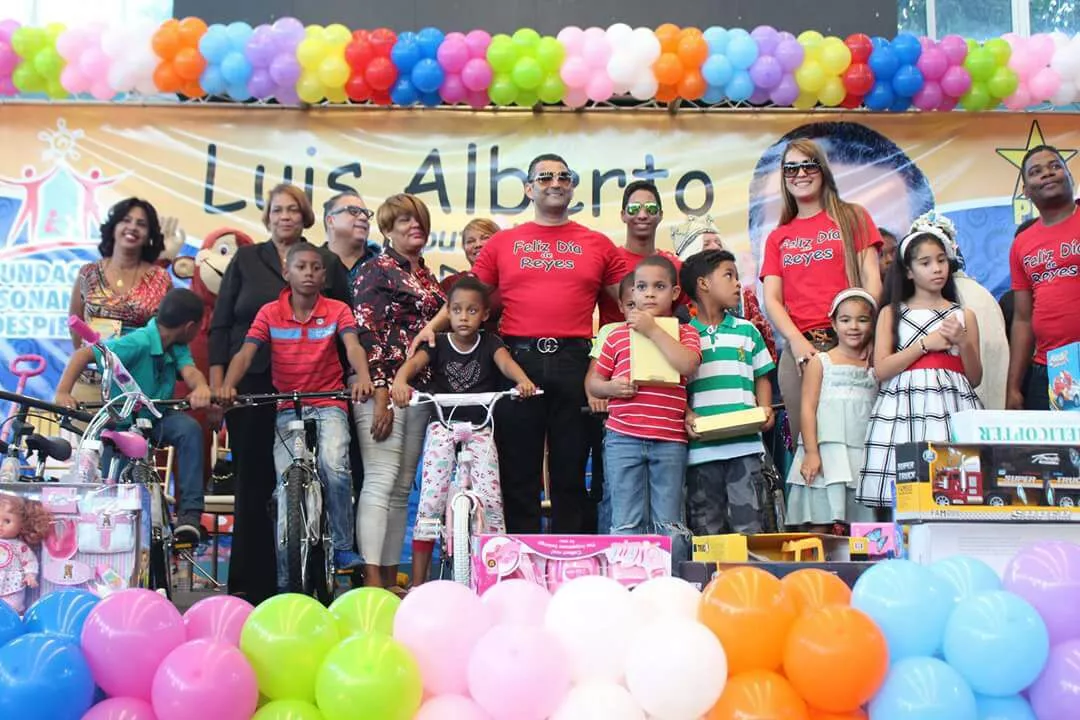 Diputado entrega juguetes a niños en sectores de SDE