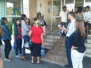 Periodistas de diversos medios de comunicación frente al hospital de las Fuerzas Armadas, donde esta tarde fue ingresado el general retirado Rafael Percival Peña. Foto: Fuente @SIN24horas